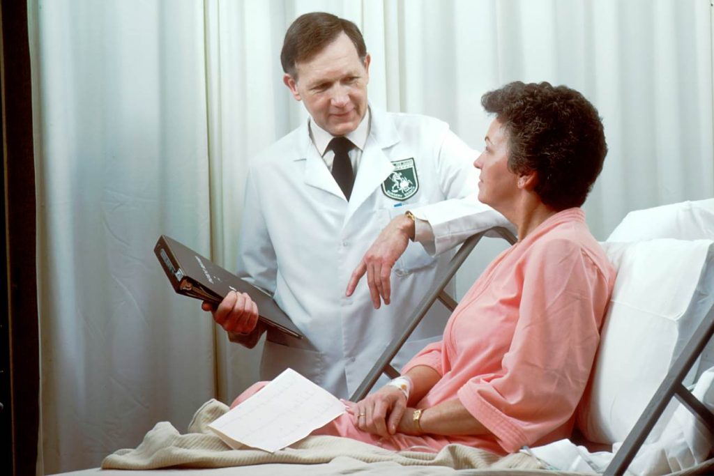 Médico conversando con paciente