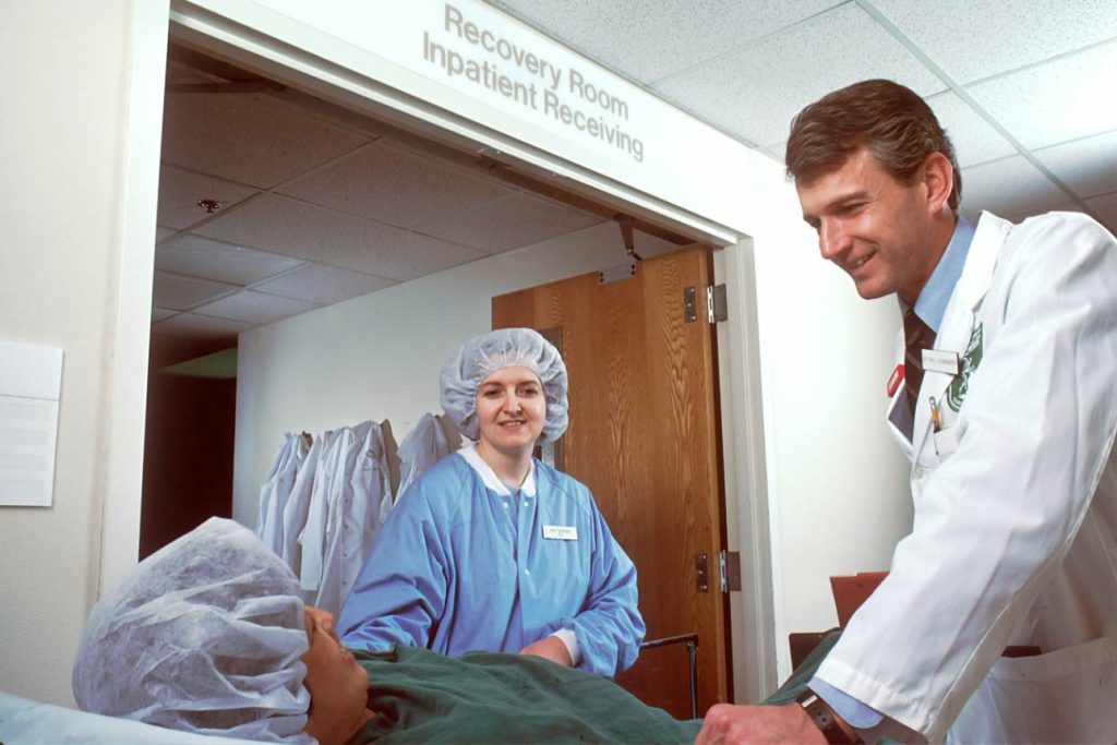 Personal médico en sala de recuperación