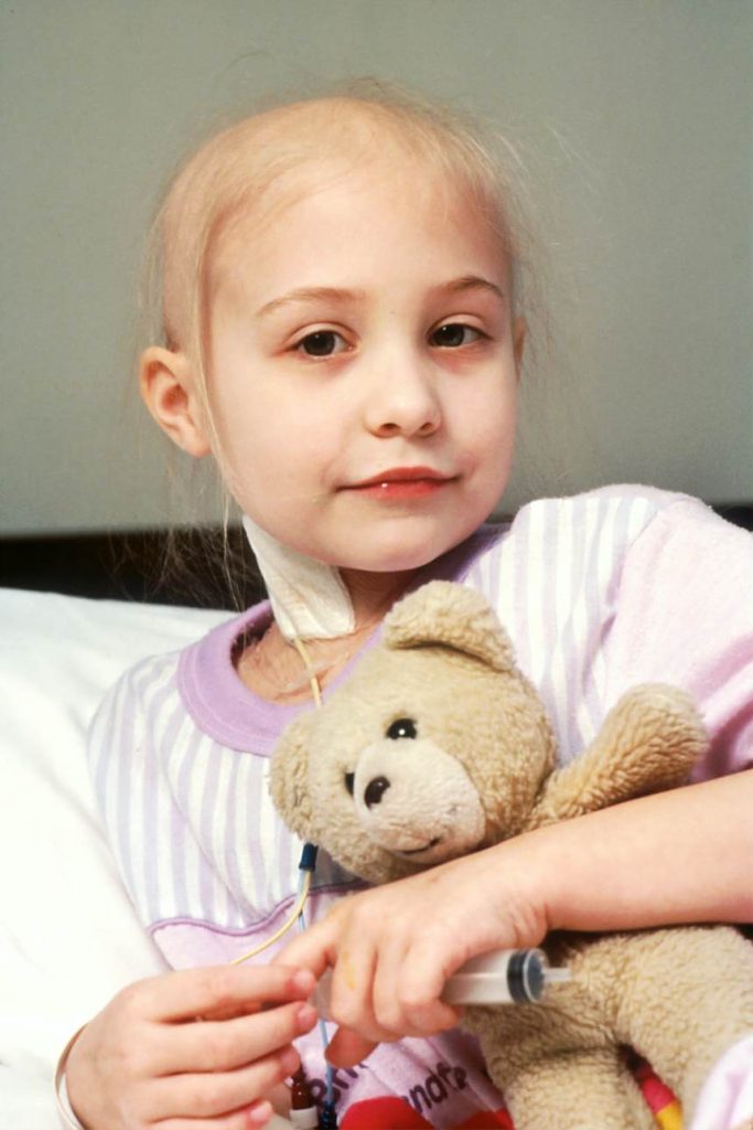 Niña sonriente en hospital