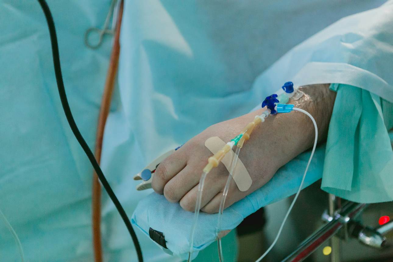 Mano con equipo médico IV